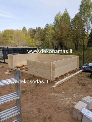 Sodo namelio statybos pradžia – sumontuotas pagrindas ir pirmieji sienų rąstai