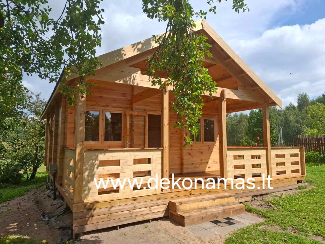 Medinis sodo namelis su terasomis, supantis žaliuojanti sodą