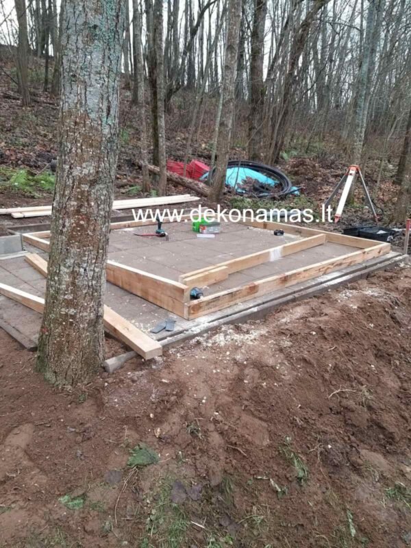 Medinio namelio surinkimas iš sienojų: greitas ir efektyvus procesas, užtikrinantis tvirtą ir ilgaamžį statinį