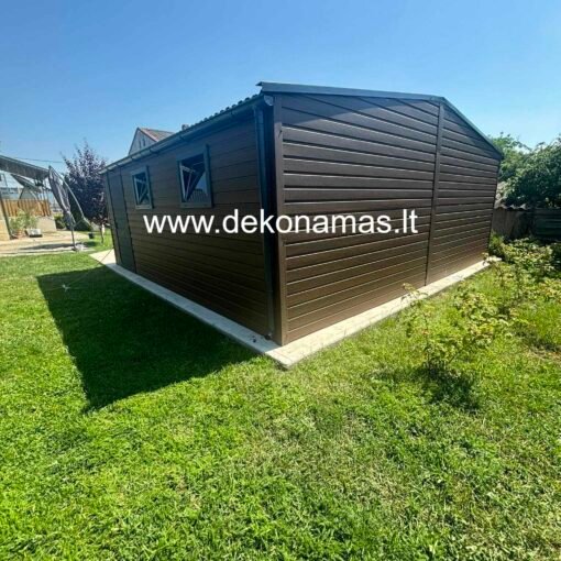Medžio imitacijos skardos garažas 6x5m su dvišlaičiu stogu