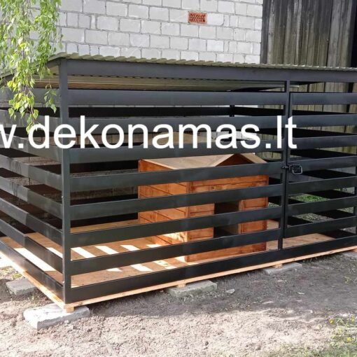 Voljeras iš juodai dažytų horizontalių profilių su grindimis 3x2 m.