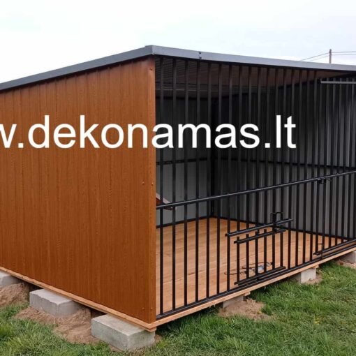 Voljeras iš juodai dažytų profilių su medžio imitacijos skarda ir grindimis 3x2 m.