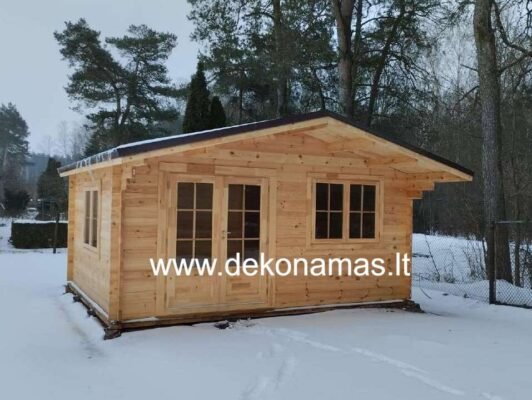 Medinis sodo namelis su terasa ir aplinka, skirtas poilsiui ir atsipalaidavimui sode