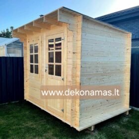 Sodo namelis 2.60x1.80 m su balkiais ir grindimis, pagamintas iš 28 mm storio medienos, naujas ir tvirtas, puikiai tinkantis poilsiui gamtoje arba sode, kainuojantis 880 EUR.
