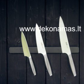Inovatyvi lauko virtuvė su unikaliu uždarymo mechanizmu, integruotu dujiniu griliu ir vyno šaldytuvu. Pagaminta iš degintos medienos, termo medienos arba dažytos medienos, su okoume fanera viduje ir furnitūra Blum. Stalviršis iš nerūdijančio plieno arba akmens, su LED apšvietimu.
