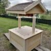 Medinė šulinio apdaila, pagaminta iš tvirtos ir natūralios medienos, suteikianti estetinį ir praktišką sprendimą jūsų sode