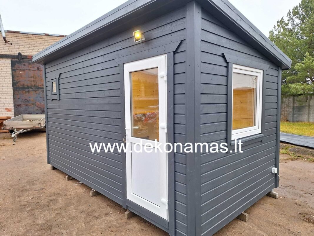 Karkasinė pirtis kieme – moderni ir ekonomiška konstrukcija poilsiui.