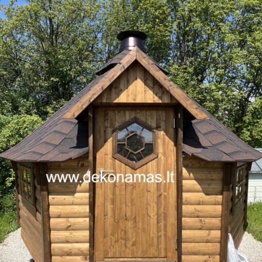 Griliaus namelis su grindų danga ir patogiu išplanavimu vakarėliams gryname ore