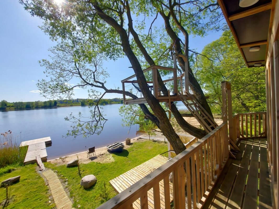 Namelis medyje puiki idėja sodo nameliui