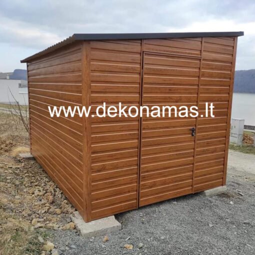 Sandėliukas 2,5x3 m su šviesia medžio imitacija, horizontalios skardos sienomis, nuolydžiu stogu į kairę, 90 cm pločio durimis ir apskardinimais; nemokamas pristatymas ir surinkimas Lietuvoje (išskyrus Kuršių neriją).
