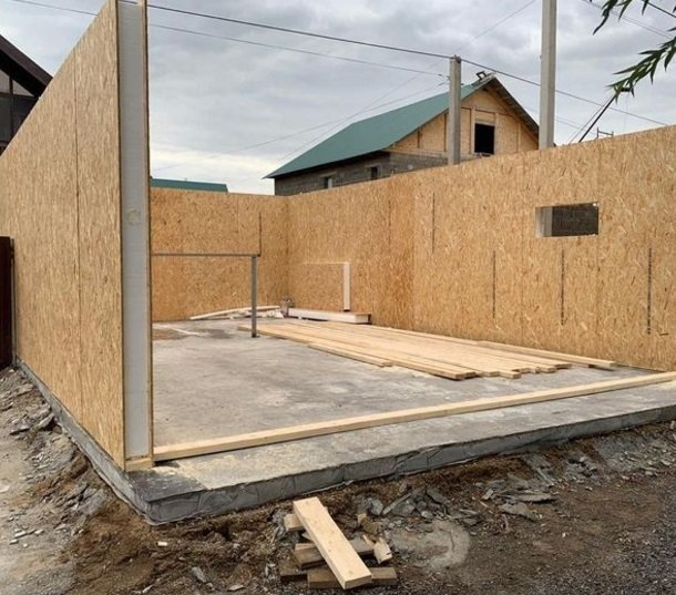 Gyvenamasis namas namų valdos sklype be statybos leidimo, 80 m² dydžio pastatas.