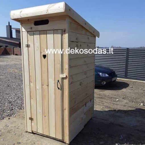Karkasinis medinis lauko tualetas su 2 cm storio lentomis, matmenys 1,2x1,2 m, aukštis 2,2 m, skirtas sodo sklypams, renginiams ir lauko naudojimui.