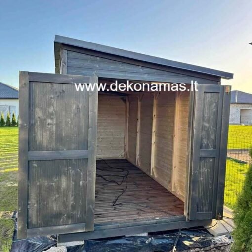 Karkasinis medinis sandėliukas 2x4 m su grindimis, dviem durimis ir 2 cm storio lentomis.