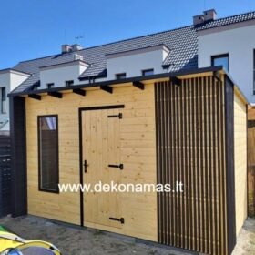 Karkasinis medinis sandėliukas 2x4, su pasirinkta spalva, puikiai tinkantis sodo ir kiemo daiktams laikyti.