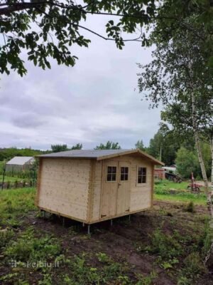 Medinis sandėliukas iš 28 mm sienojų – stilingas ir praktiškas sprendimas jūsų sodui.