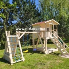 Medinis žaidimų namelis su terasa, čiuožykla, laipiojimo siena, sūpynėmis ir smėlio dėže. Puikus pasirinkimas vaikų žaidimams lauke, su papildomais priedais kaip plastikiniams žaidimams skirti elementai, pritaikyta sodo aikštelei.