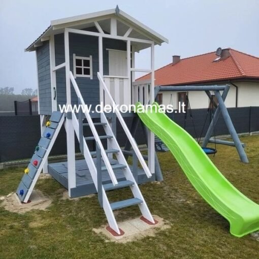 Medinis žaidimų namelis  su terasa ir priedais gaminamas individualiai