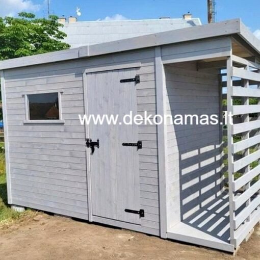 Medinis karkasinis sandėliukas su malkine, matmenys 3x2 m + 1x2 m, 2 cm storio lentos, su grindimis, surenkamas kliento kieme.