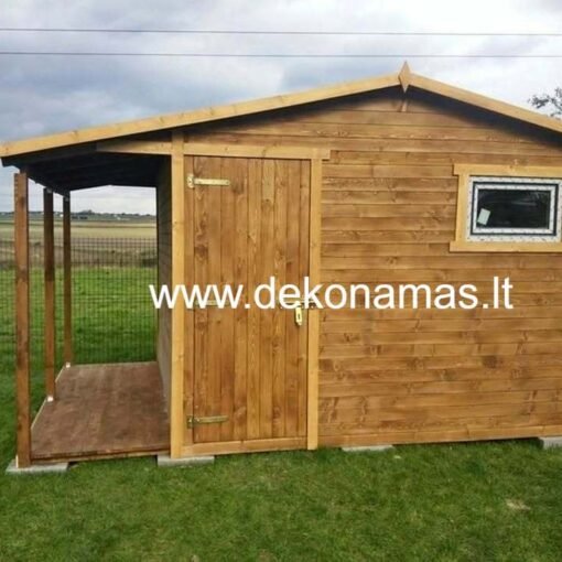 Sodo įrankių namelis su malkine (1.5 m x 2 m + 3 m x 2 m), pagamintas iš tvirtų 2 cm storio lentų, su pasirinkimu impregnanto spalvą ir surinkimo paslauga tiesiai pas klientą.