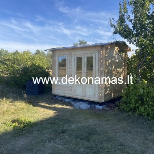 Sodo namelis „Laris“, 2,5x3 m, pagamintas iš pušies arba eglės, su dvivėrėmis durimis ir langu, tvirta konstrukcija su 44 mm sienų lentomis, puikiai tinkantis kiemui ar sodui