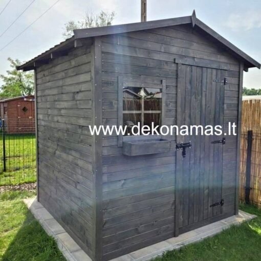 Karkasinis medinis sandėliukas 2.5x2 m su grindimis, langu 50x50 cm ir vazonėliu po langu.