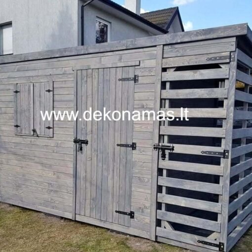 Sodo įrankių namelis su malkine, pagamintas iš 2 cm storio lentų, su galimybe pasirinkti impregnanto spalvą, surenkamas tiesiai pas klientą, sklype, su papildomu pristatymu.