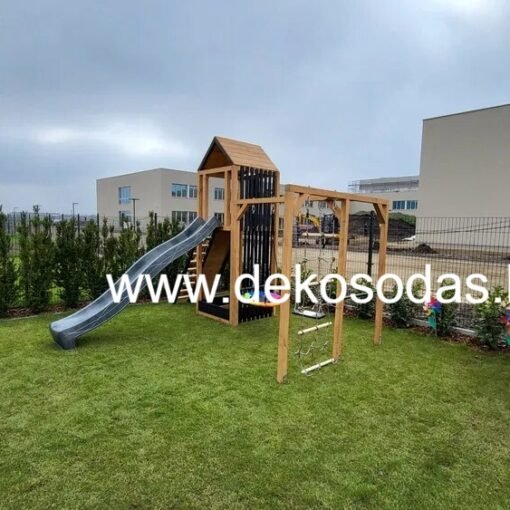 Moderni žaidimų aikštelė Dana XL vaikams, pagaminta iš pušies medienos su apvalintais kraštais, bokštu, supynėmis, smėlio dėže ir kopimo sienele. Sodo žaidimų aikštelė su įvairiais priedais, skirta vaikų žaidimams ir aktyviam laiko praleidimui lauke.