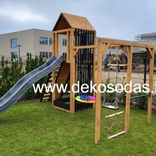 Moderni žaidimų aikštelė Dana XL vaikams, pagaminta iš pušies medienos su apvalintais kraštais, bokštu, supynėmis, smėlio dėže ir kopimo sienele. Sodo žaidimų aikštelė su įvairiais priedais, skirta vaikų žaidimams ir aktyviam laiko praleidimui lauke.