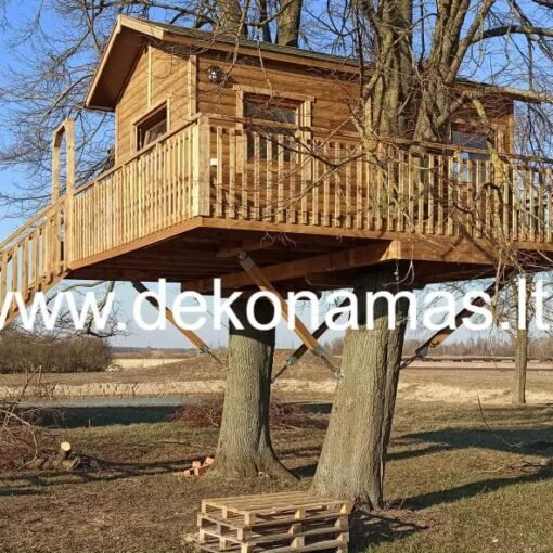 Šiltintas namelis ant dviejų liepų su rąstelio formos dailylentėmis ir terasa