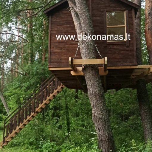 Apšiltintas namelis su degintos medienos apdaila ir nuimamais laiptais, stovintis virš žemės