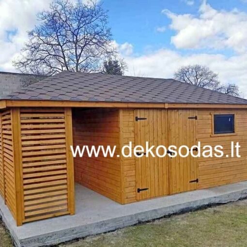 Medinis sandėliukas su metalinėmis durimis, terasinėmis grindimis ir trapecine skarda stogu, 3x6 m matmenys.