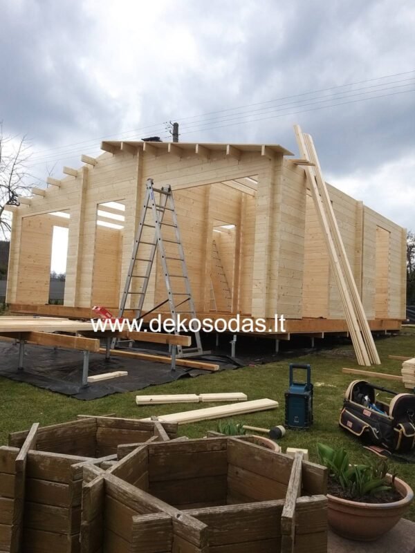 Medinis sodo sandėliukas statomas iš sienojų – surinkimo procesas LEGO principu