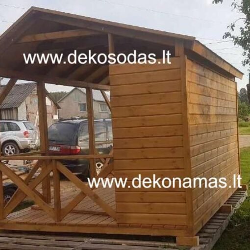 Medinė pavėsinė sode su terasinėmis grindimis ir bituminėmis čerpėmis