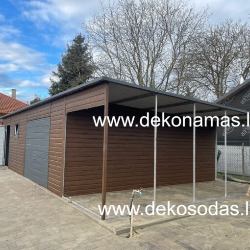 Skardinis garažas 11x5 m su sandėliu ir pastoge, riešuto medžio imitacija. Sustiprinta konstrukcija, pakeliami vartai, langai, durys, RAL 7016 stogas. Gaminame pagal užsakymą, pristatymas ir surinkimas visoje Lietuvoje.