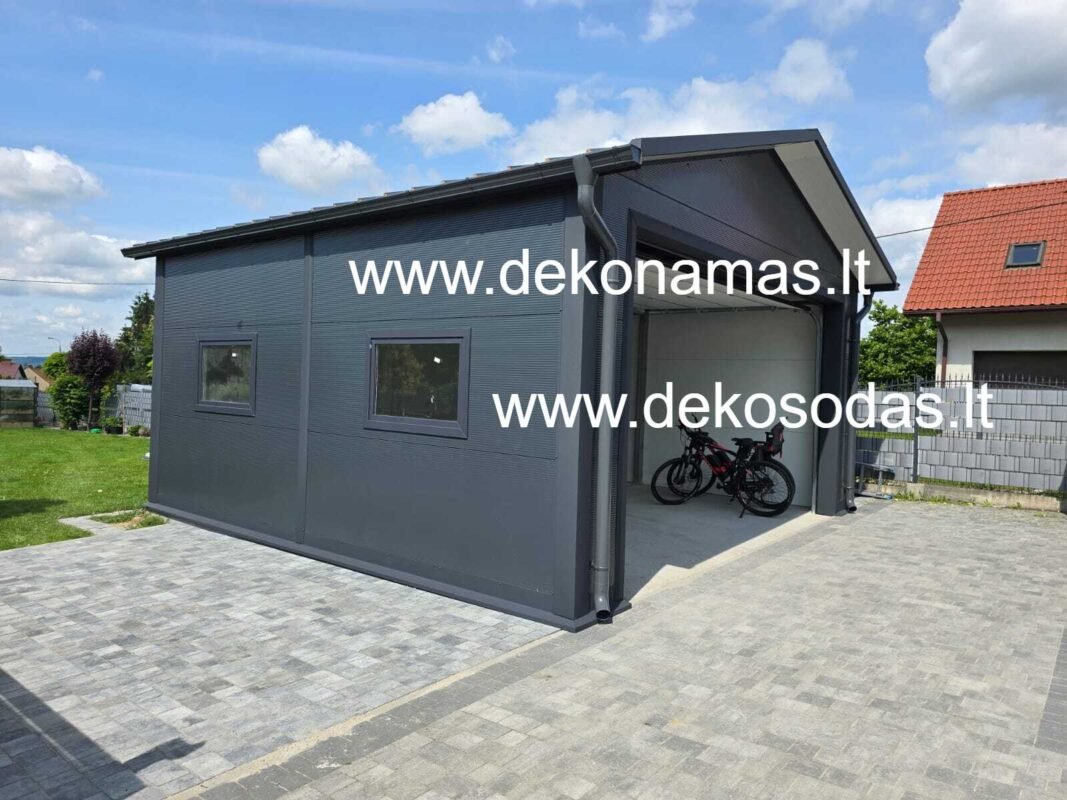 Modernus šiltintas garažas iš sandwich plokščių, matmenys 4x6 metrai, su segmentiniais vartais ir puikia šilumos izoliacija