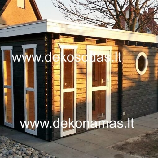 Baltic Amber – 45 mm medinė lauko pirtis su drebulės gultais, ISO glass langais ir 28 mm grindimis