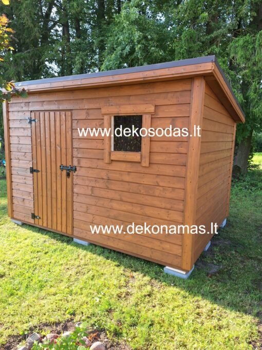 Medinis karkasinis sandėliukas su malkine, pastatytas ant trinkelių, 2.5x3.5 m dydžio