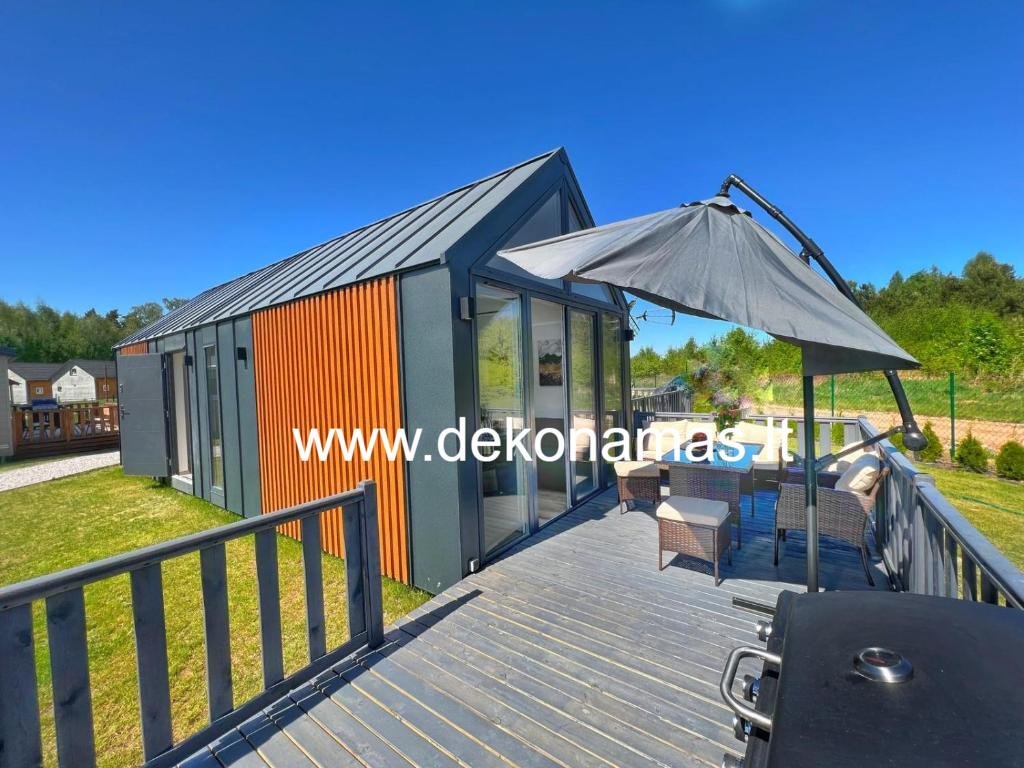 Modernus modulinis namelis su terasa ir vitrininiais langais