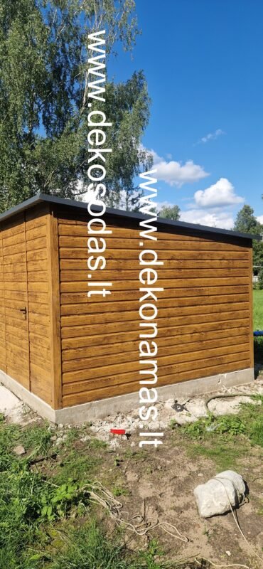 Skardinis sandėliukas 2.5x3 m su ąžuolo imitacijos apdaila, pastatytas kieme