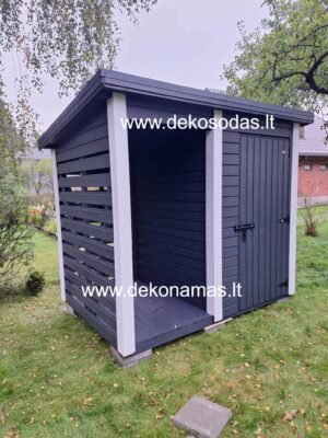 Karkasinis sandėliukas 170 × 250 su grindimis ir malkine, nudažytas, stogas dengtas bituminėmis čerpėmis, sodo sandėliukas kiemui