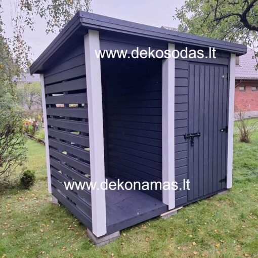 Karkasinis sandėliukas 170 × 250 su grindimis ir malkine, nudažytas, stogas dengtas bituminėmis čerpėmis, sodo sandėliukas kiemui