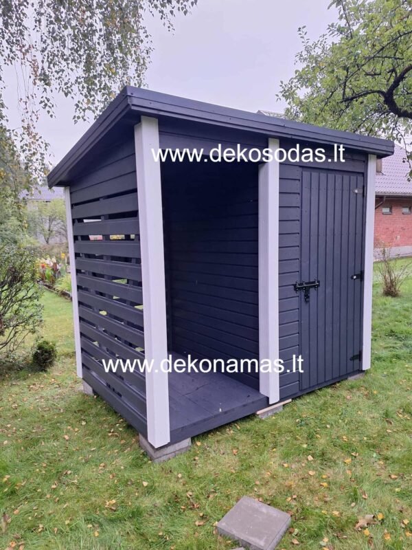 Karkasinis sandėliukas 170 × 250 su grindimis ir malkine, nudažytas, stogas dengtas bituminėmis čerpėmis, sodo sandėliukas kiemui