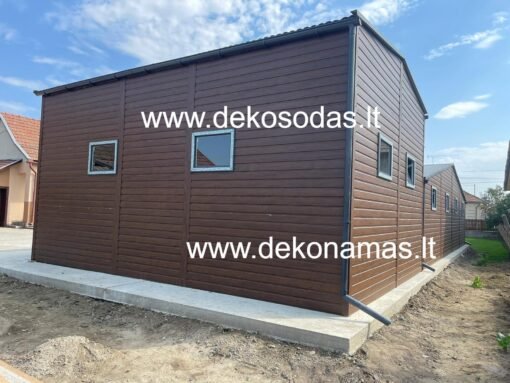 Riešuto medžio imitacijos skardos angaras 6×8 m su dvivėriais vartais ir langais