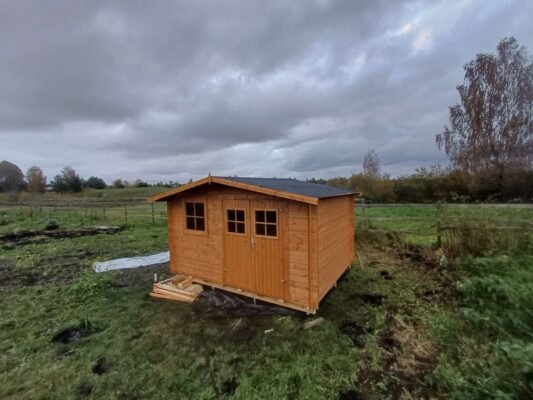 country-4x3-sandelis.jpg – Medinis sodo sandėliukas COUNTRY 4×3 m iš 28 mm eglės medienos