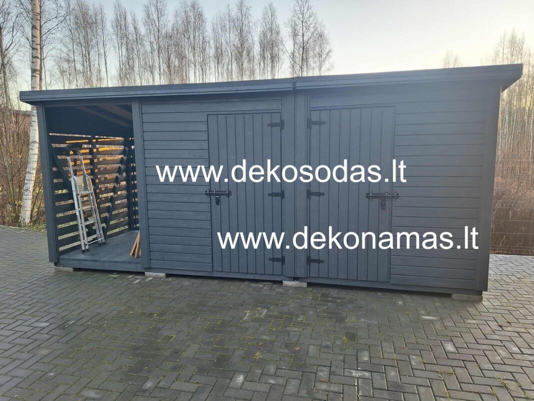 Medinis sandėliukas 5,5×2 m su dviem patalpomis ir ventiliuojama malkine, pilkos spalvos konstrukcija kieme
