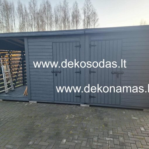 Medinis sandėliukas 5,5×2 m su dviem patalpomis ir ventiliuojama malkine, pilkos spalvos konstrukcija kieme