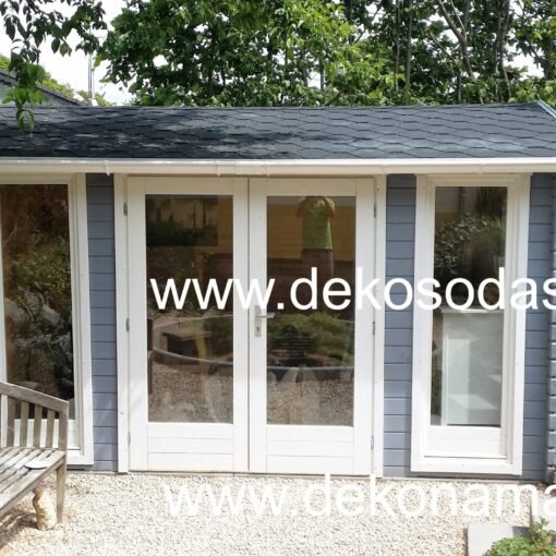 Medinis sodo namelis su dvivėrėmis durimis ir langais