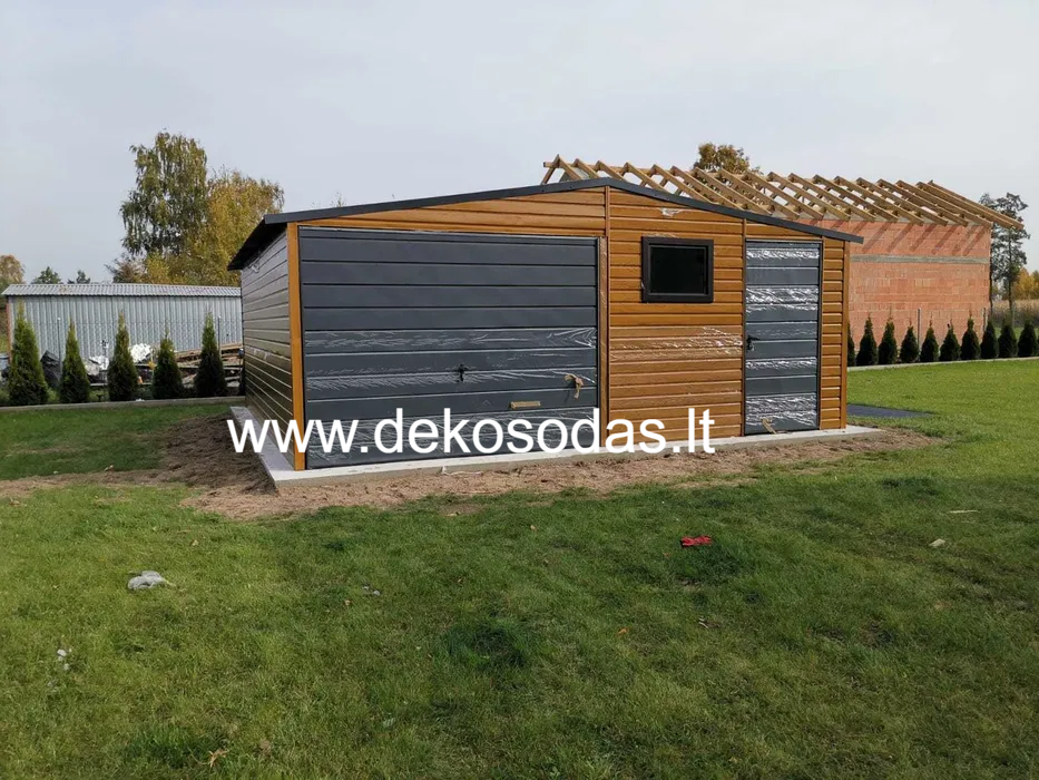 Skardinis garažas 6×6 m su pakeliamais vartais, medžio imitacija, dvišlaitis stogas - Image 3
