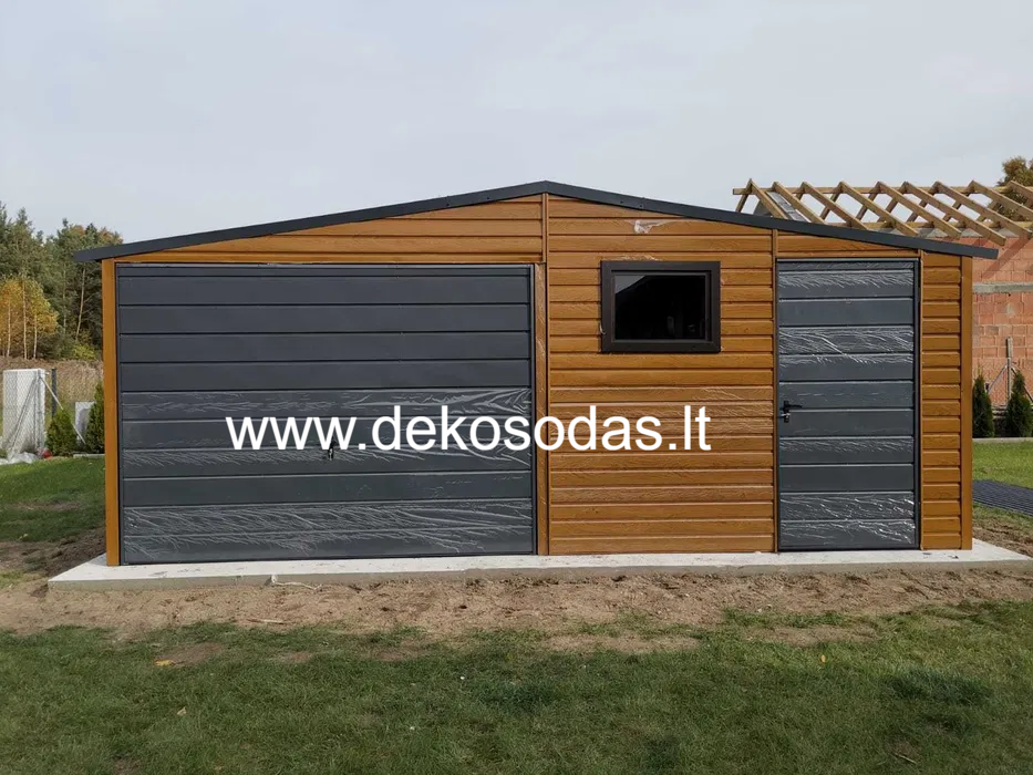 Skardinis garažas 6×6 m su pakeliamais vartais, medžio imitacija, dvišlaitis stogas - Image 6