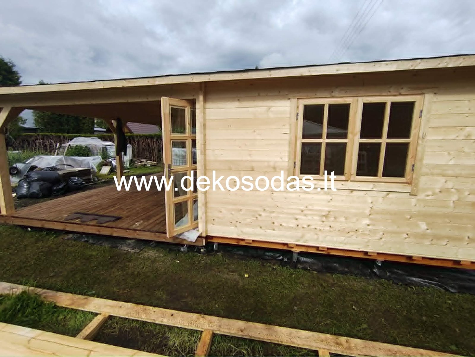 Minero 6x8 m medinis sodo namelis su 6x4 m pastoge ir sandėliuku